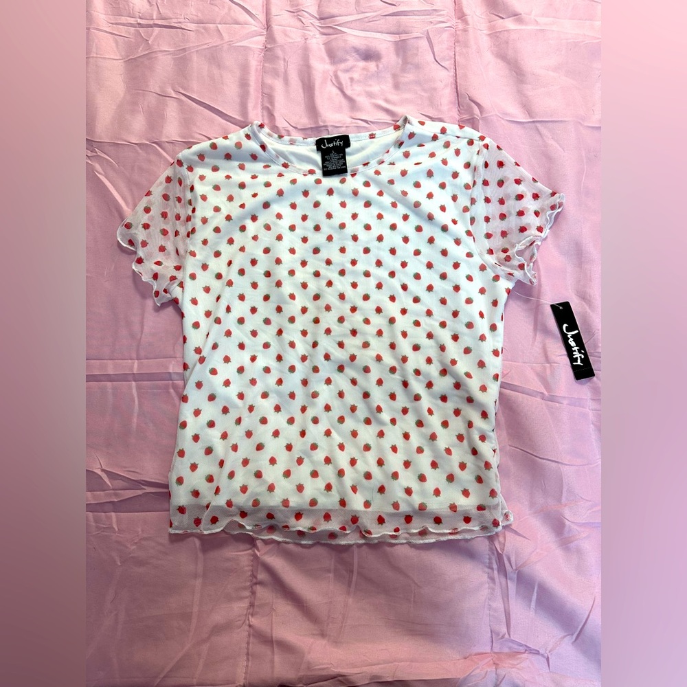 ⭐️SOLD⭐️ Cute flowy strawberry top